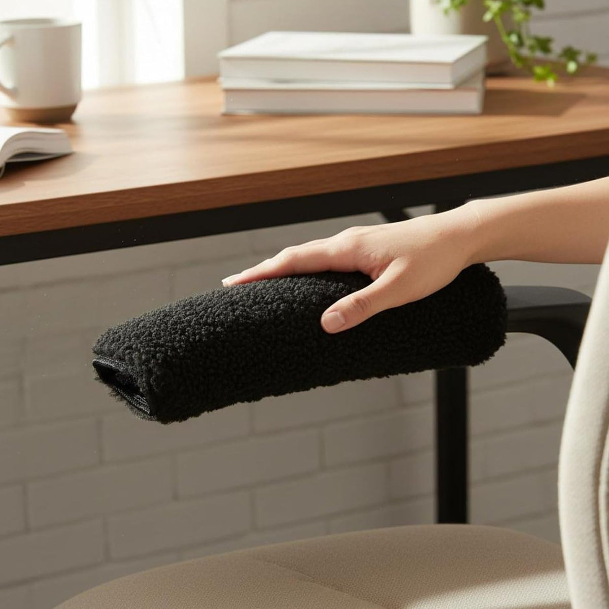 Lamb Wool Armrest Pad Soft Sherpa Fleece Cushion Protects Chair Armrests Relieves Discomfort Non-Slip Hook-and-Loop Suitable for Office Chair Elderly Home, White