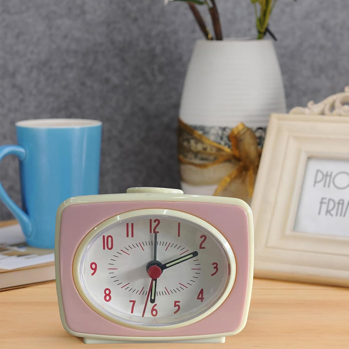 Red Small Alarm Clock Small Silent Quartz Movement Analogue Alarm Clock Vintage Classic Style Battery Powered