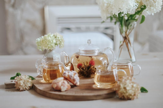 Teabloom Heatproof Glass Teapot Set with Removable Loose Tea Infuser (Standard Size: 32oz/946ml) and Four Borosilicate Glass Teacups (7oz/207ml) - Lead-free Complete Tea Set