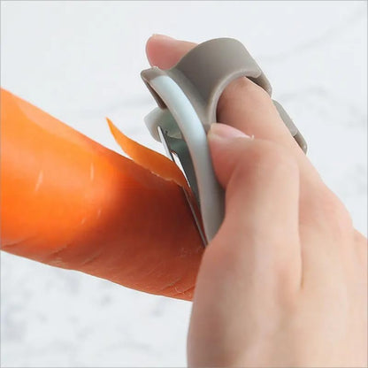 Finger Grip Vegetable Peeler – Ergonomic Silicone Thumb Peeling Tool for Potatoes, Carrots, Cucumber & More | Compact Handheld Fruit & Veggie Skin Remover (Green/Black)
