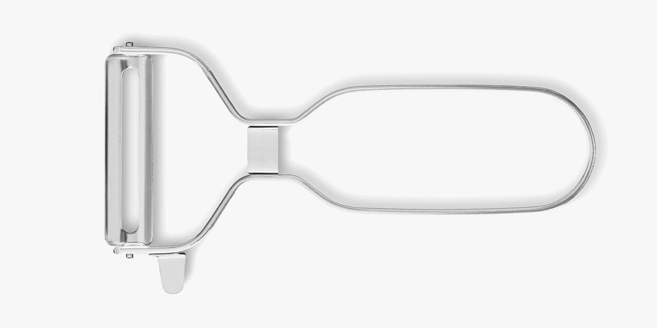 ARCOS Professional Peeler for Fruits and Vegetables. 5.5 Inch Stainless Steel Kitchen Tool for Precise Cutting. Chef's Gadget with Ergonomic Polypropylene Handle. Red Color