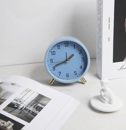 SHISEDECO Small Analog Alarm Clock, Battery Operated Desk Clock, White
