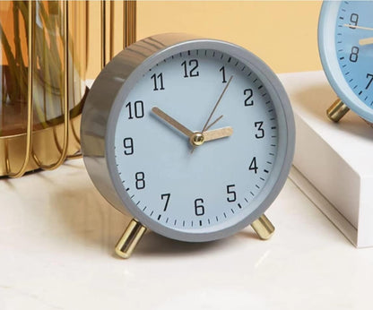 SHISEDECO Small Analog Alarm Clock, Battery Operated Desk Clock, White