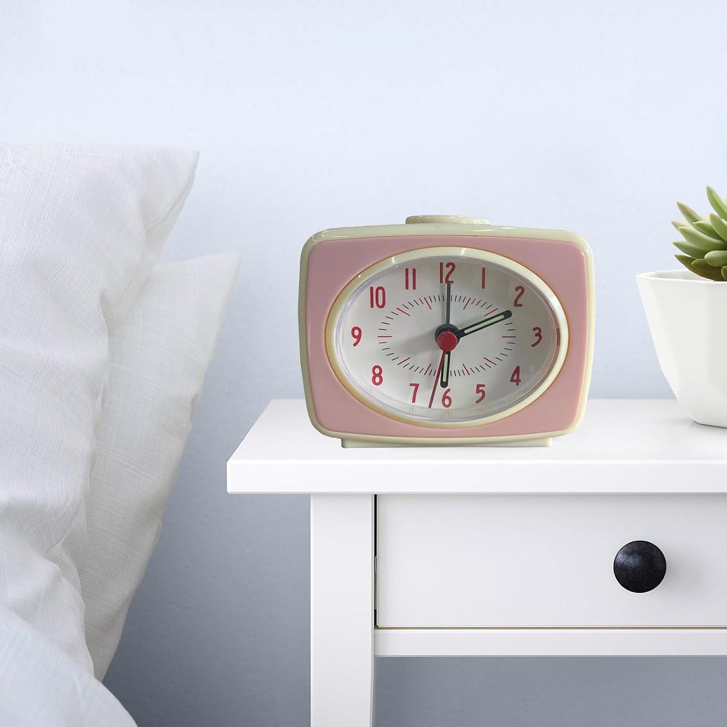 Red Small Alarm Clock Small Silent Quartz Movement Analogue Alarm Clock Vintage Classic Style Battery Powered