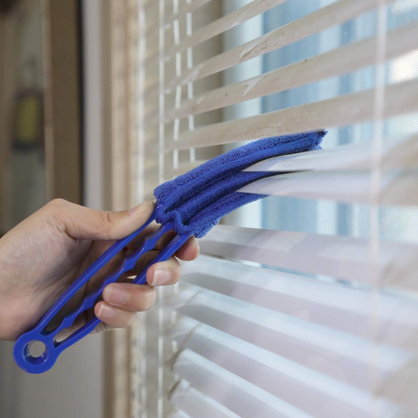 Hiware Window Blind Cleaner Duster Brush with 5 Microfiber Sleeves - Blind Cleaner Tools for Window Shutters Blind Air Conditioner Jalousie Dust