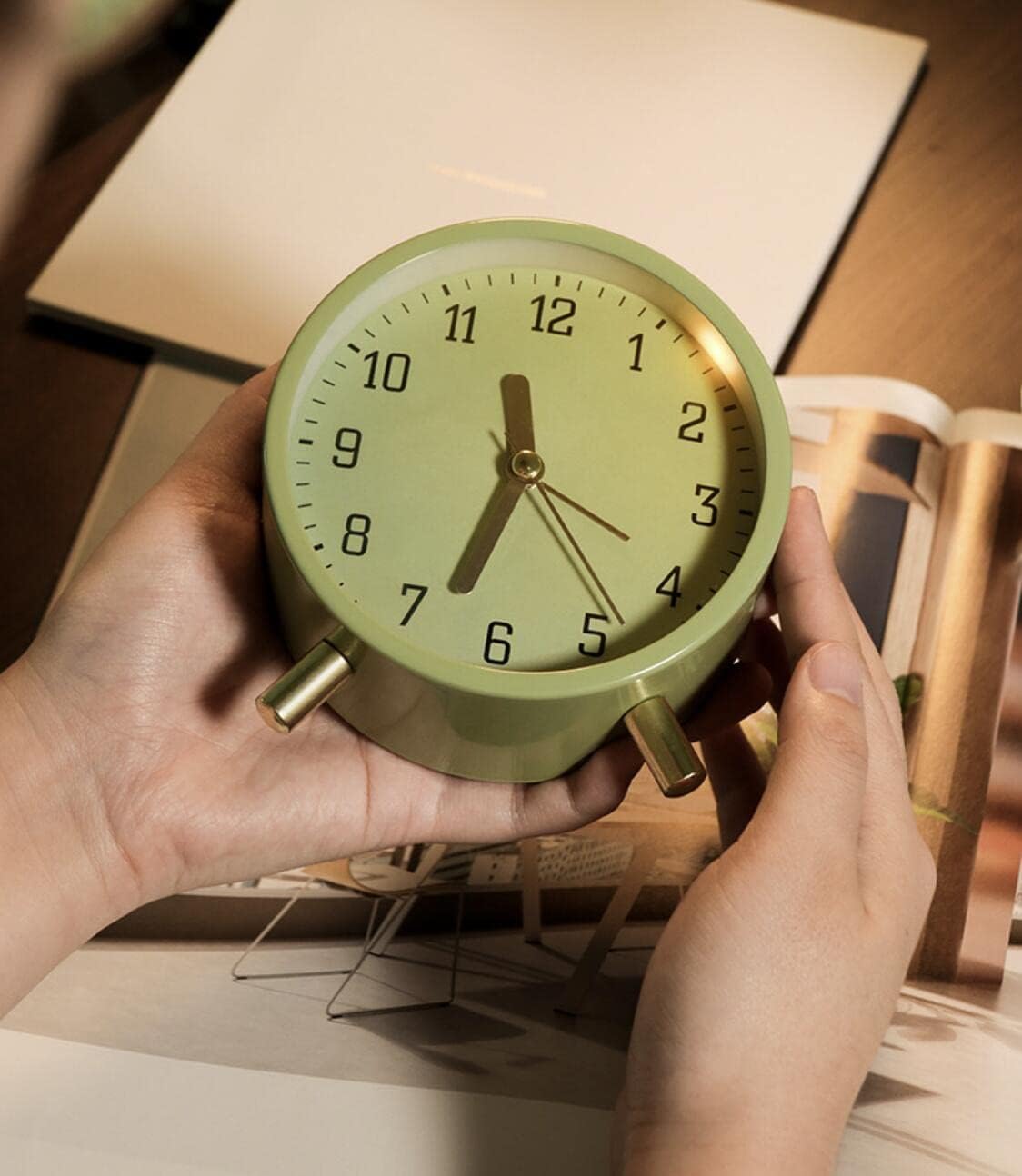 SHISEDECO Small Analog Alarm Clock, Battery Operated Desk Clock, White