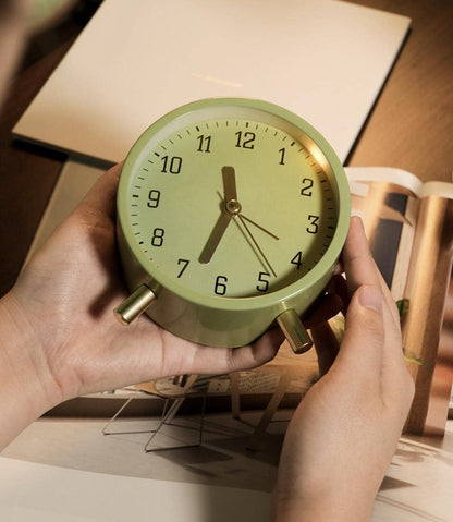 SHISEDECO Small Analog Alarm Clock, Battery Operated Desk Clock, White