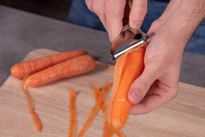 ARCOS Professional Peeler for Fruits and Vegetables. 5.5 Inch Stainless Steel Kitchen Tool for Precise Cutting. Chef's Gadget with Ergonomic Polypropylene Handle. Red Color