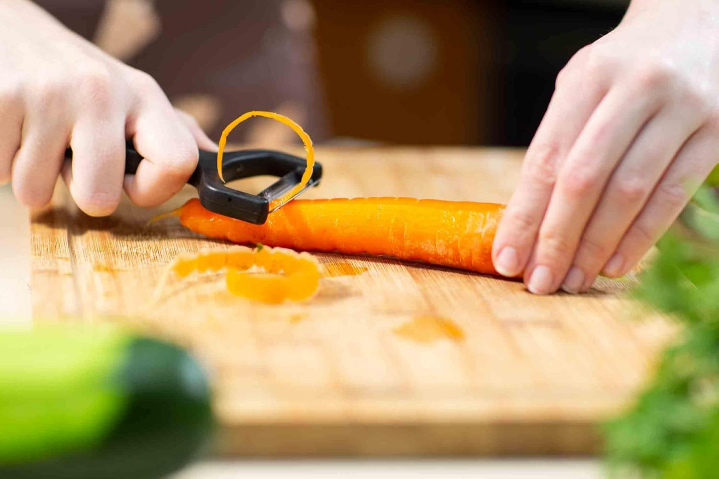 ARCOS Professional Peeler for Fruits and Vegetables. 5.5 Inch Stainless Steel Kitchen Tool for Precise Cutting. Chef's Gadget with Ergonomic Polypropylene Handle. Red Color