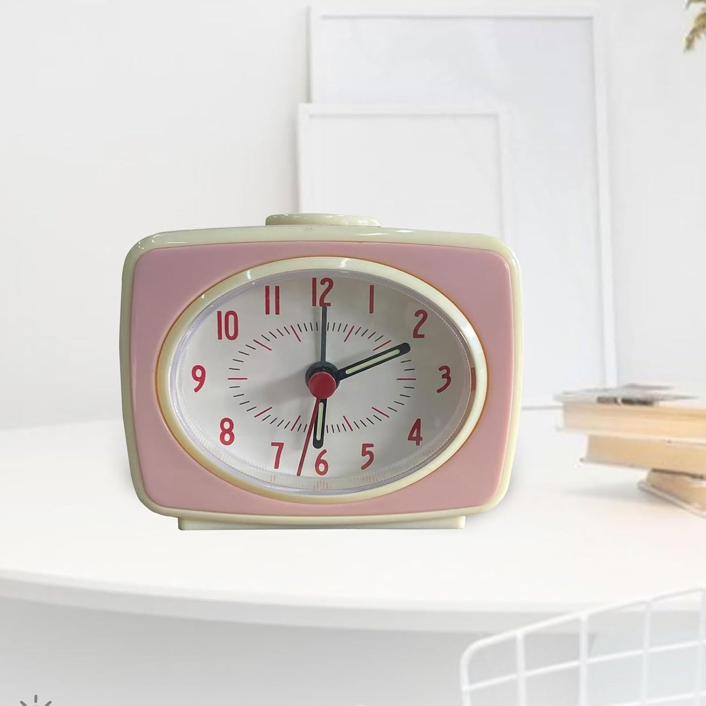 Red Small Alarm Clock Small Silent Quartz Movement Analogue Alarm Clock Vintage Classic Style Battery Powered