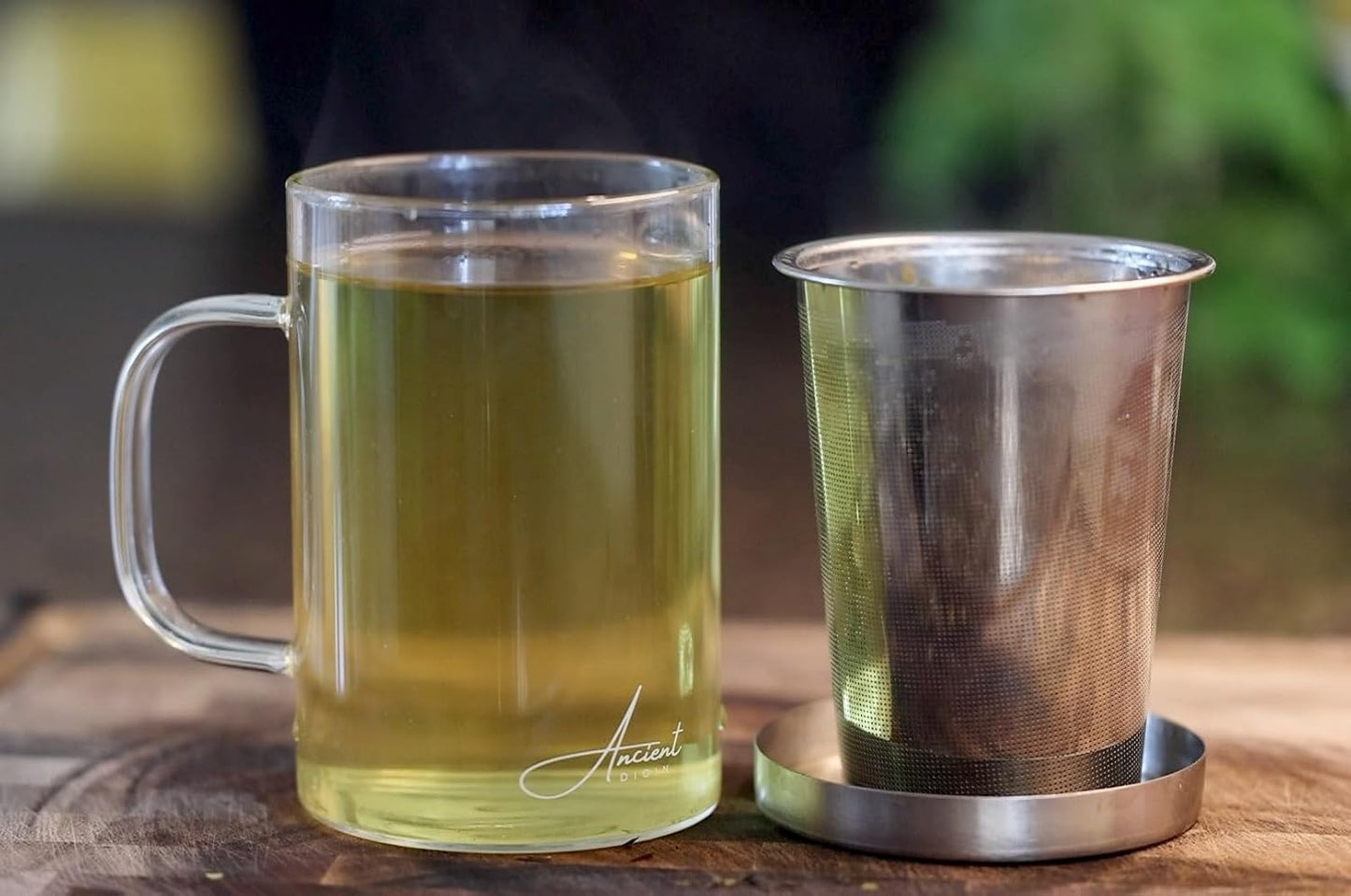 16.9 oz Borosilicate Glass Tea Mug with Stainless Steel Infuser & Lid –A 500mL heat-resistant glass teacup designed for brewing loose-leaf tea. Durable, elegant, and perfect for easy use