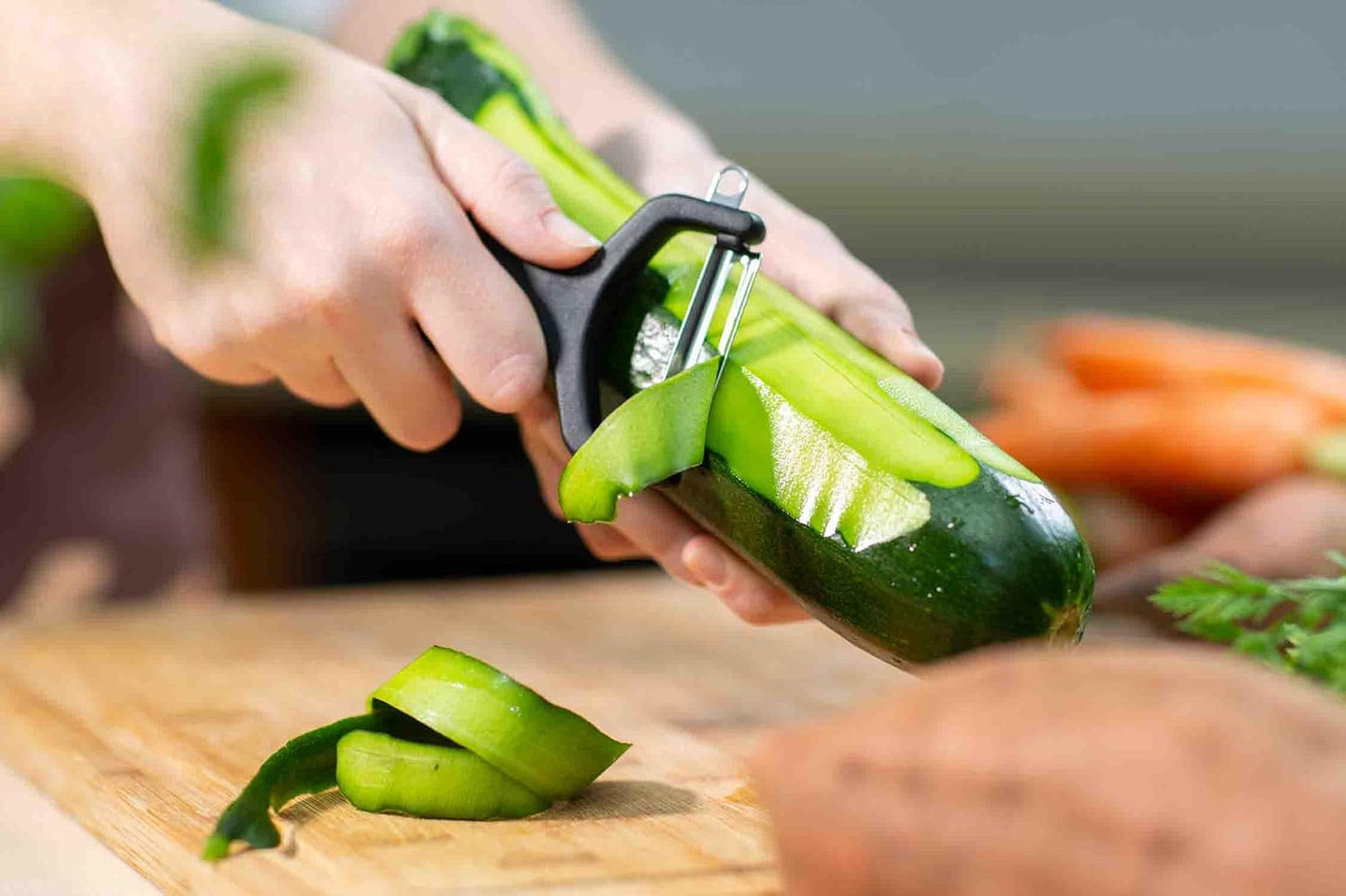 ARCOS Professional Peeler for Fruits and Vegetables. 5.5 Inch Stainless Steel Kitchen Tool for Precise Cutting. Chef's Gadget with Ergonomic Polypropylene Handle. Red Color