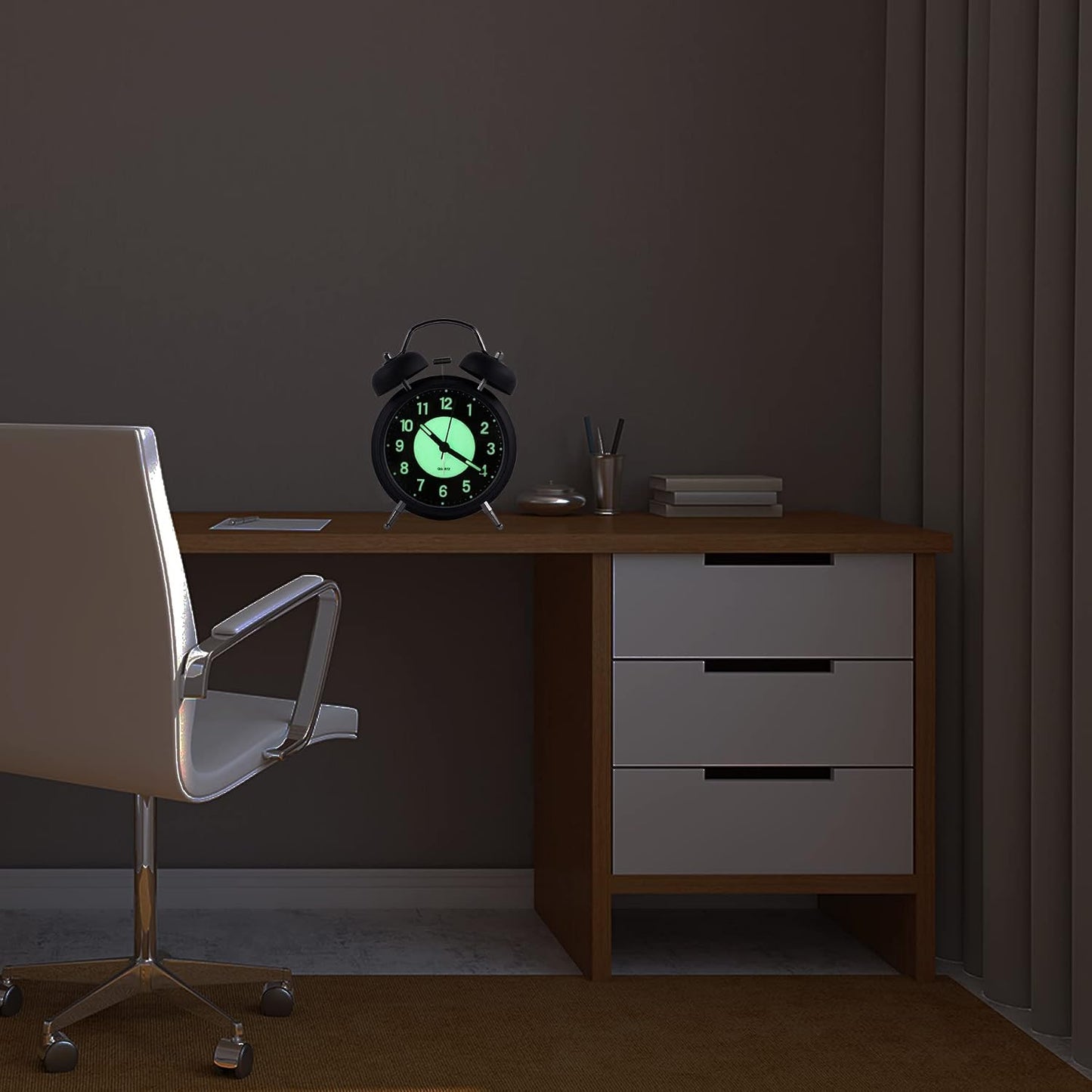 Alarm Clock Luminous 4 "Round Silent Analog Table Clock Non-Ticking, Battery Operated with Loud Alarm and Night Light Small Desk Clock for Bedroom, Bedside Table