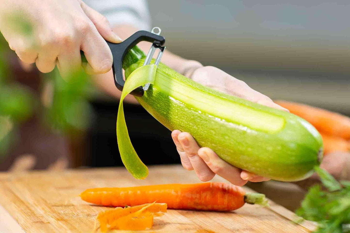 ARCOS Professional Peeler for Fruits and Vegetables. 5.5 Inch Stainless Steel Kitchen Tool for Precise Cutting. Chef's Gadget with Ergonomic Polypropylene Handle. Red Color