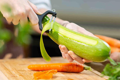 ARCOS Professional Peeler for Fruits and Vegetables. 5.5 Inch Stainless Steel Kitchen Tool for Precise Cutting. Chef's Gadget with Ergonomic Polypropylene Handle. Red Color