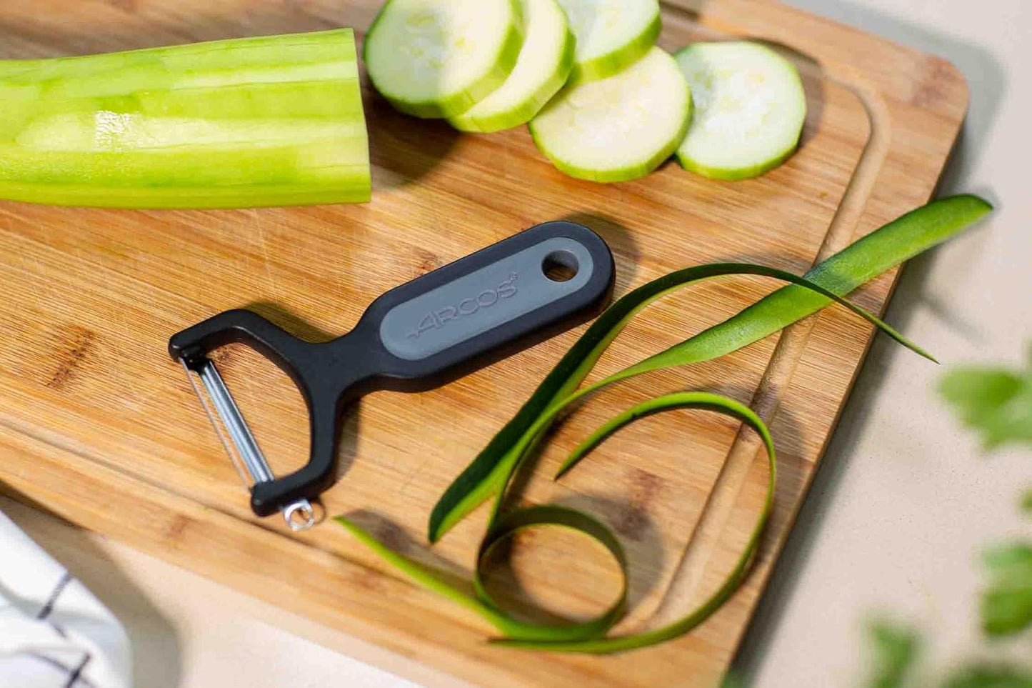 ARCOS Professional Peeler for Fruits and Vegetables. 5.5 Inch Stainless Steel Kitchen Tool for Precise Cutting. Chef's Gadget with Ergonomic Polypropylene Handle. Red Color