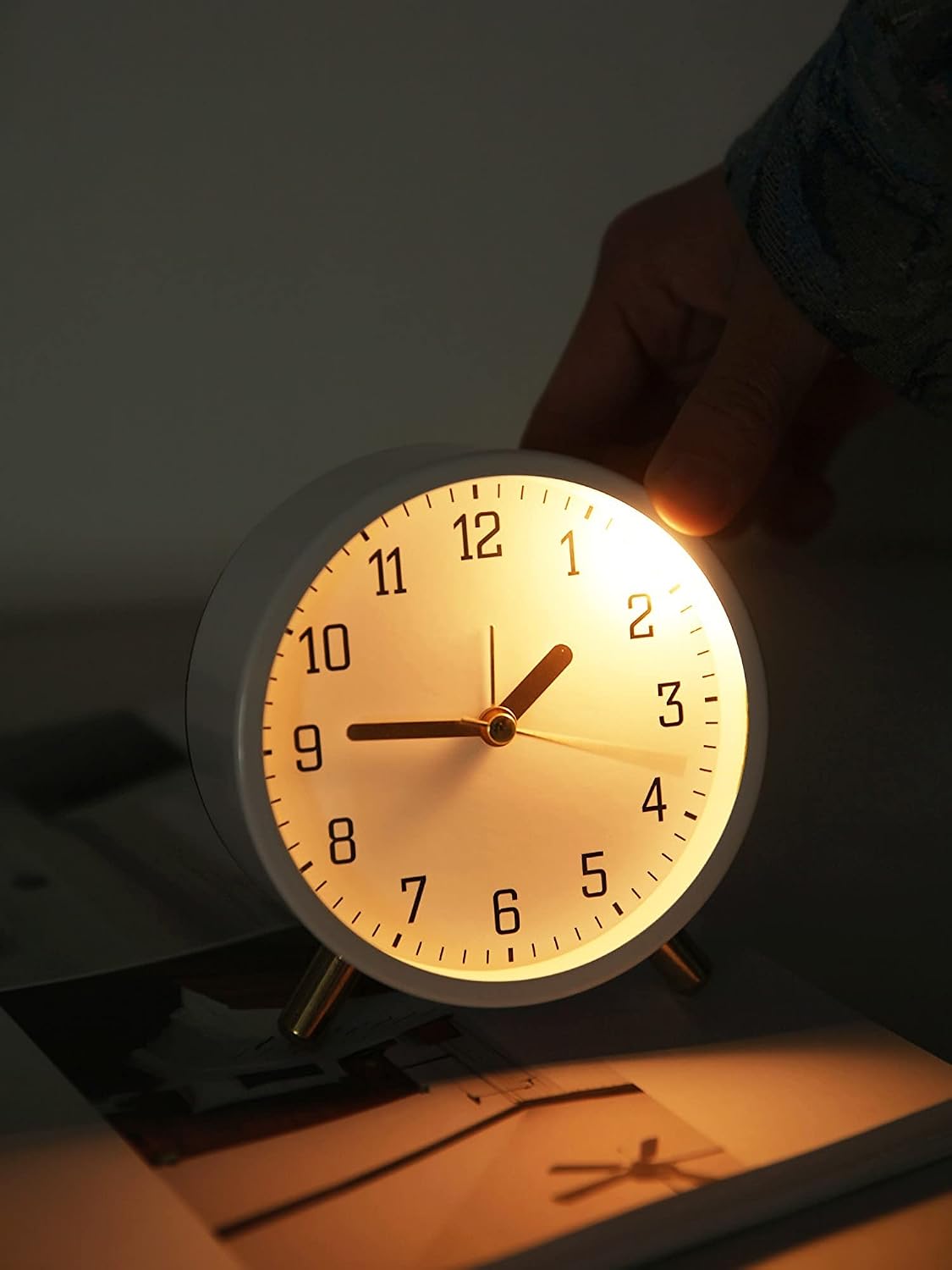 SHISEDECO Small Analog Alarm Clock, Battery Operated Desk Clock, White