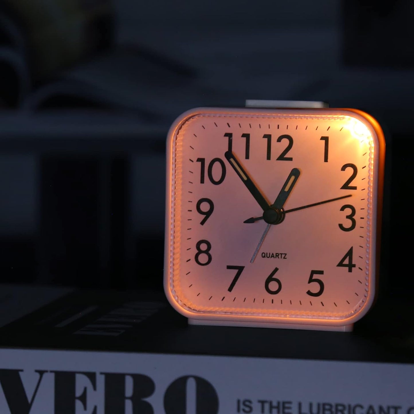 Analog Alarm Clock, Bedside Clocks Battery Powered, Silent Non Ticking Travel Clock with Night Light, Snooze, Easy Set, Clock for Heavy Sleepers Kids Elder Travel Bedroom Office, Pink