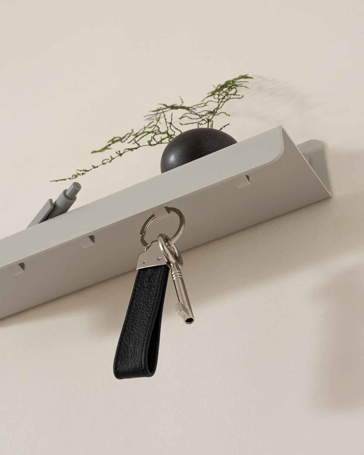 Kazai. Key Holder for Wall 'Holmsen' | Minimalist Key Hooks Design from Berlin | Modern Key Hanger with Metal Shelf | Key Hook Wall Mounted as Hallway Furniture | Sand Taupe