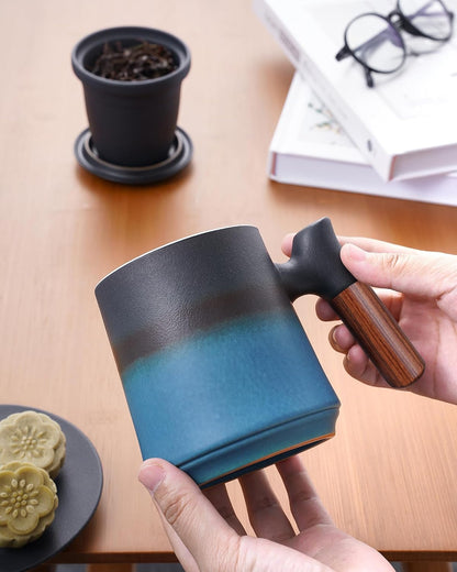 ZENS Tea Mug with Infuser and Lid for Loose Leaf Tea Steeper, 16.9oz Moss | Embossed Ceramic Tea Cup with Infuser for Herbal Tea Difussers, Tea Lovers Gifts, Nature Wood Handle