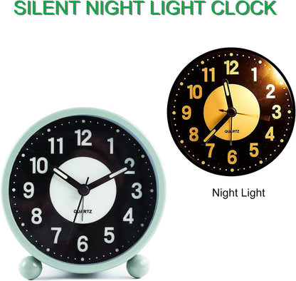 Alarm Clock Luminous 4 "Round Silent Analog Table Clock Non-Ticking, Battery Operated with Loud Alarm and Night Light Small Desk Clock for Bedroom, Bedside Table