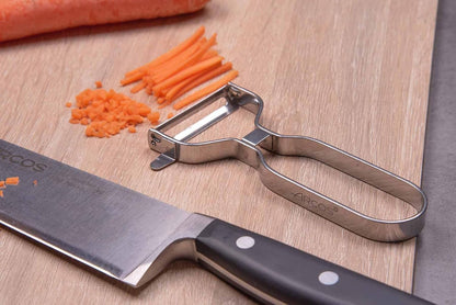 ARCOS Professional Peeler for Fruits and Vegetables. 5.5 Inch Stainless Steel Kitchen Tool for Precise Cutting. Chef's Gadget with Ergonomic Polypropylene Handle. Red Color