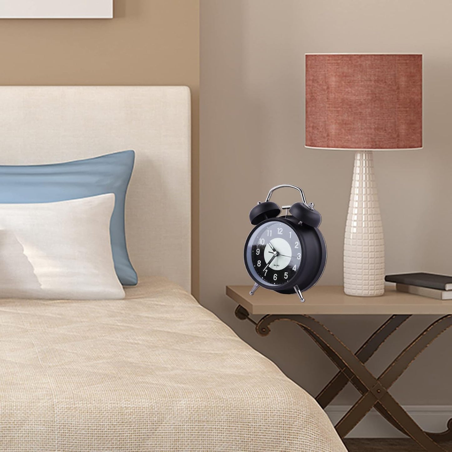 Alarm Clock Luminous 4 "Round Silent Analog Table Clock Non-Ticking, Battery Operated with Loud Alarm and Night Light Small Desk Clock for Bedroom, Bedside Table