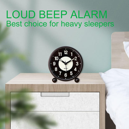 Alarm Clock Luminous 4 "Round Silent Analog Table Clock Non-Ticking, Battery Operated with Loud Alarm and Night Light Small Desk Clock for Bedroom, Bedside Table