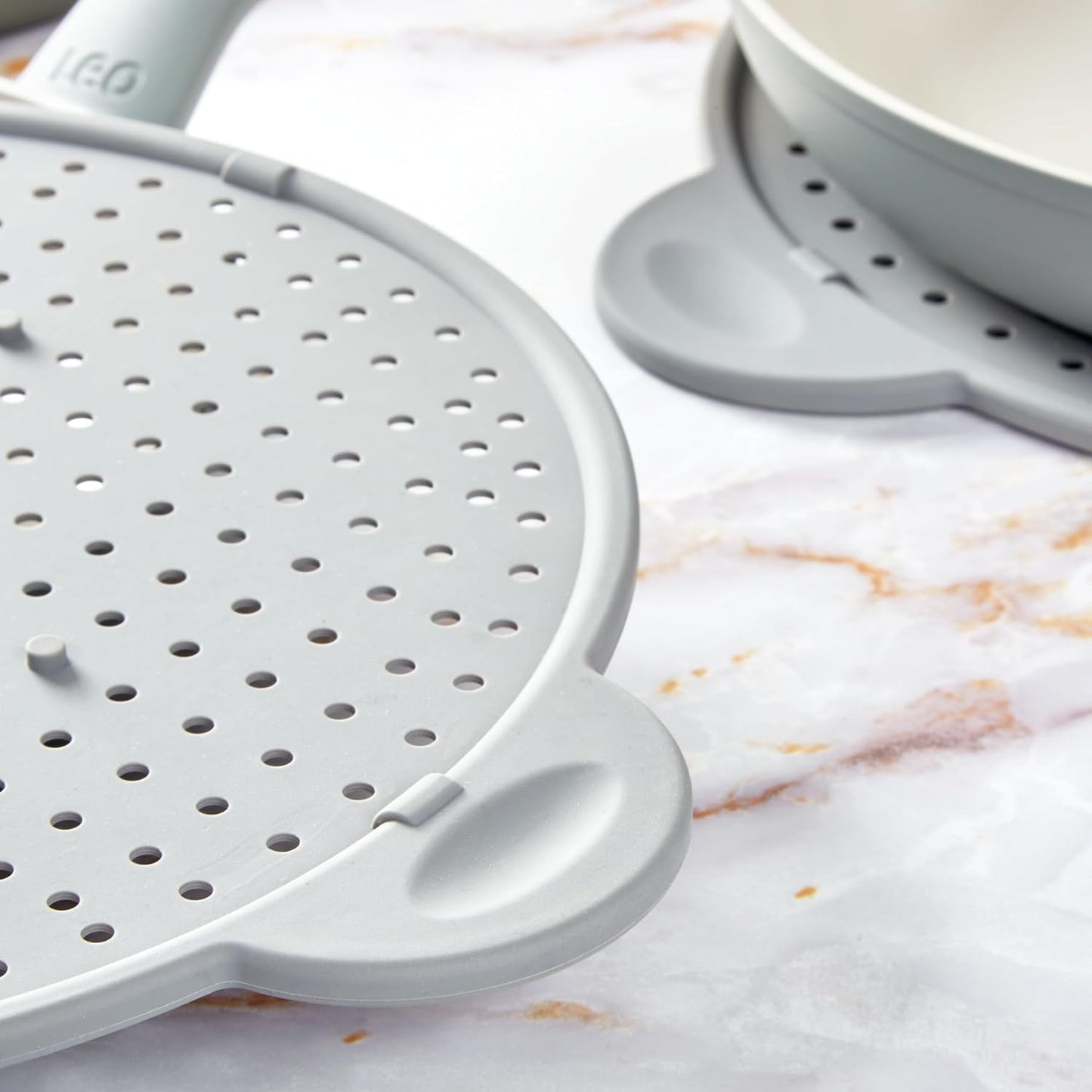 BergHOFF Essentails 11" Silicone Splatter Screen & Grease Splatter Guard | Heat Resistant Oil Splash Shield for Frying Pan, Multifunctional Kitchen Strainer, Cooling Rack & Dual Stay Cool Handles