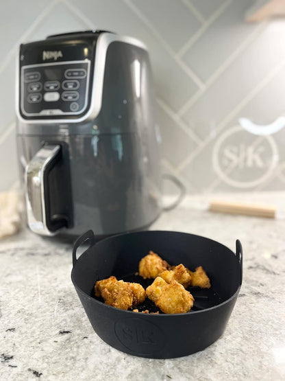 The Silicone Kitchen Reusable Silicone Air Fryer Liner with Conversion Chart Magnet, Dishwasher Safe, BPA Free, 7.5 Inch Diameter, Matte Black