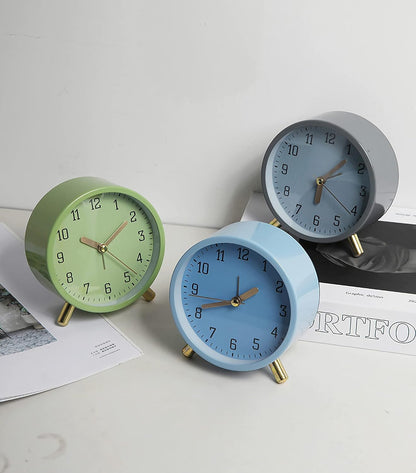 SHISEDECO Small Analog Alarm Clock, Battery Operated Desk Clock, White
