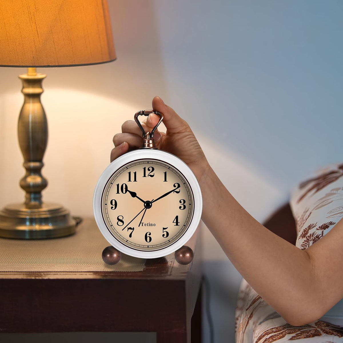 Tetino Analog Alarm Clock,Battery Powered Desk Clocks with Night Light,Silent Non Ticking,Retro Simply Design Alarm Clocks for Living Room, Bedroom, Bedside,Dormitory,Decor,Gift (White)