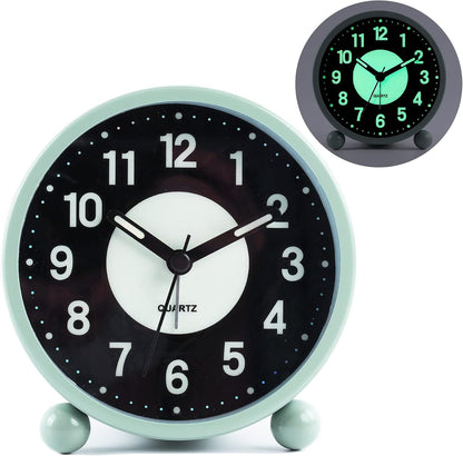Alarm Clock Luminous 4 "Round Silent Analog Table Clock Non-Ticking, Battery Operated with Loud Alarm and Night Light Small Desk Clock for Bedroom, Bedside Table