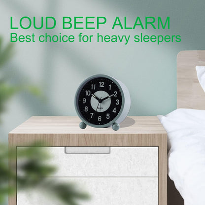 Alarm Clock Luminous 4 "Round Silent Analog Table Clock Non-Ticking, Battery Operated with Loud Alarm and Night Light Small Desk Clock for Bedroom, Bedside Table