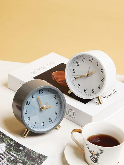 SHISEDECO Small Analog Alarm Clock, Battery Operated Desk Clock, White