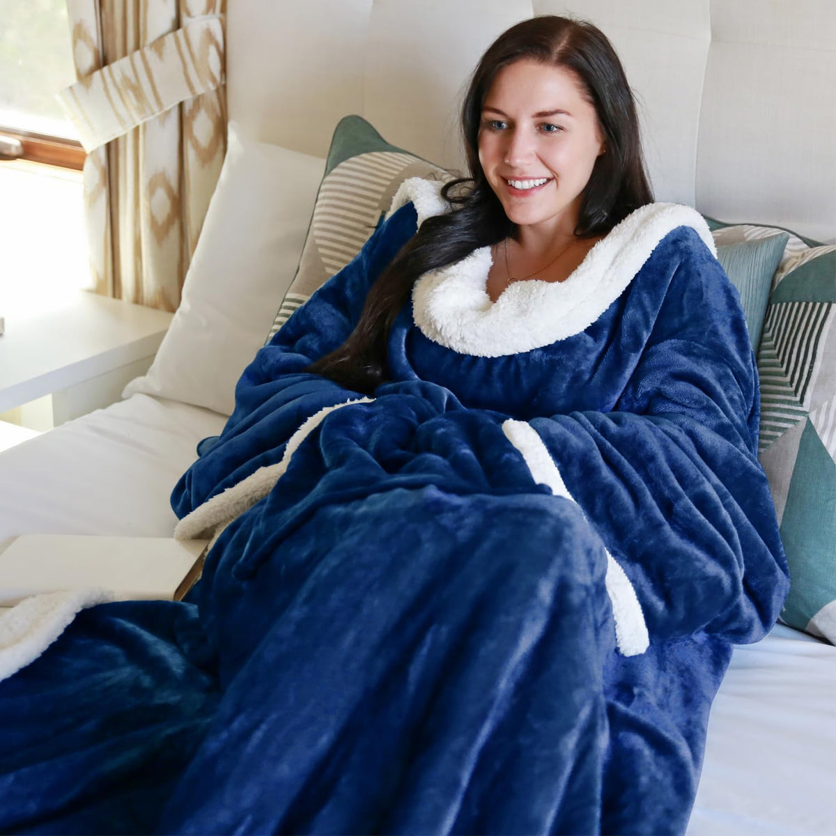 Catalonia Sherpa Wearable Blanket with Sleeves and Pocket for Adults