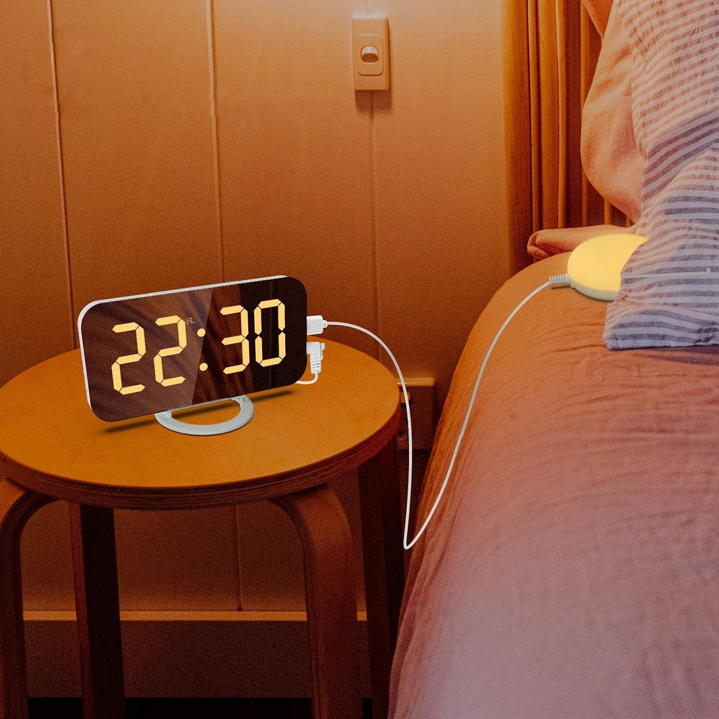 Digital Vibration Alarm Clock with Loud Sound 12/24 Hour Bed Shaker Auto-Dimming Night Light Snooze Memory Function for Heavy Sleepers Bedroom Home