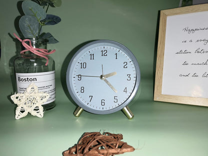 SHISEDECO Small Analog Alarm Clock, Battery Operated Desk Clock, White