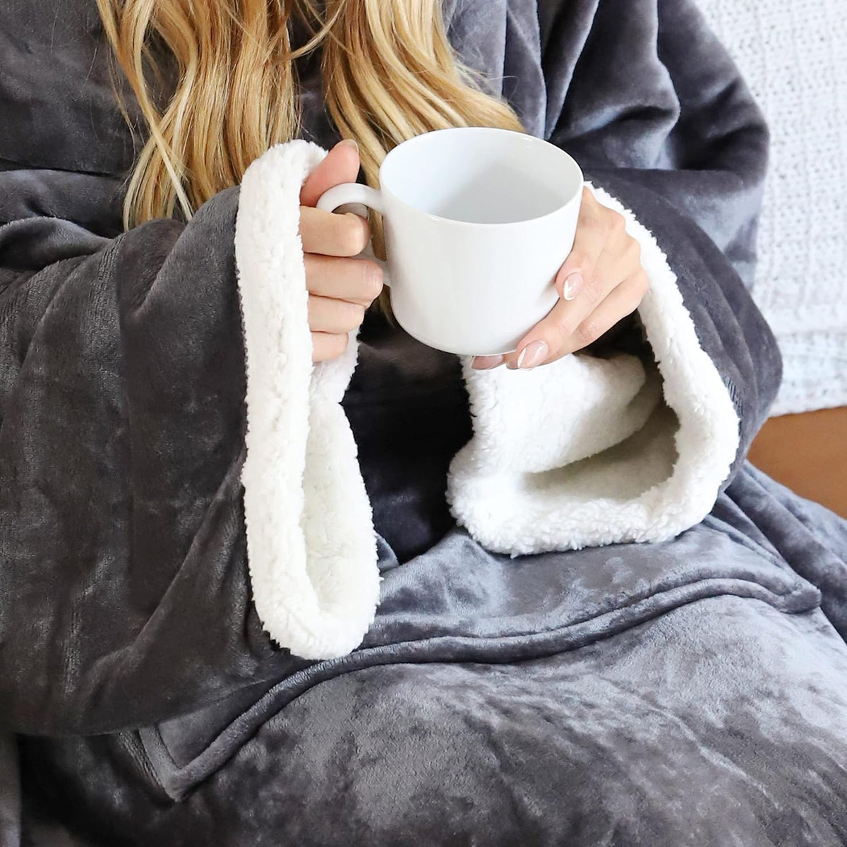 Catalonia Sherpa Wearable Blanket with Sleeves and Pocket for Adults