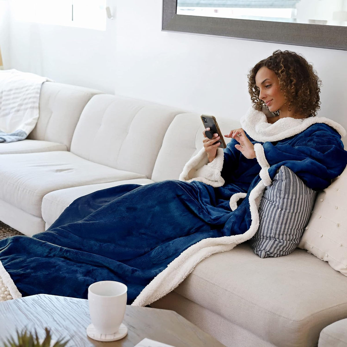 Catalonia Sherpa Wearable Blanket with Sleeves and Pocket for Adults