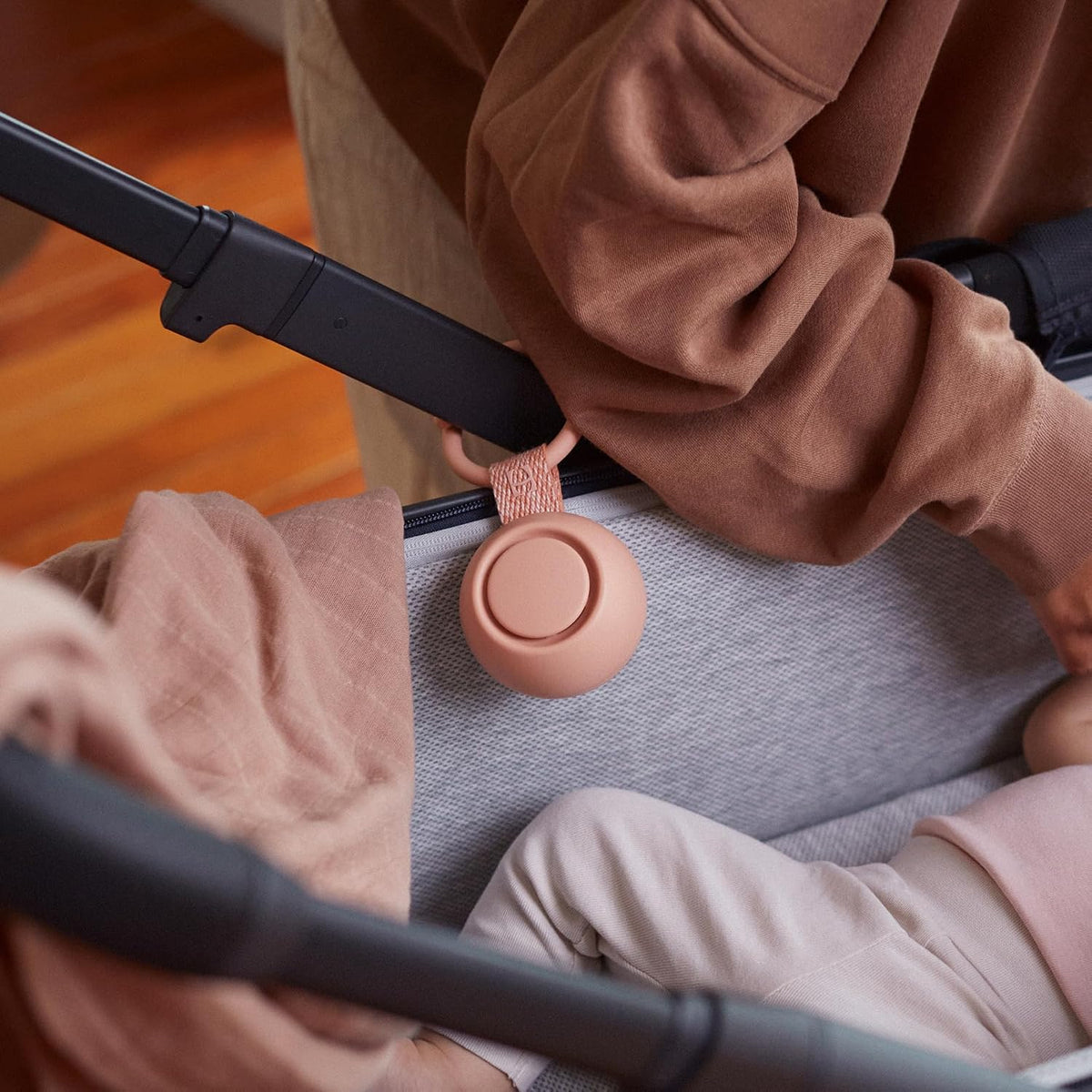 Hatch Go Portable Sound Machine & Sleep Soother for Babies & Kids (Putty)
