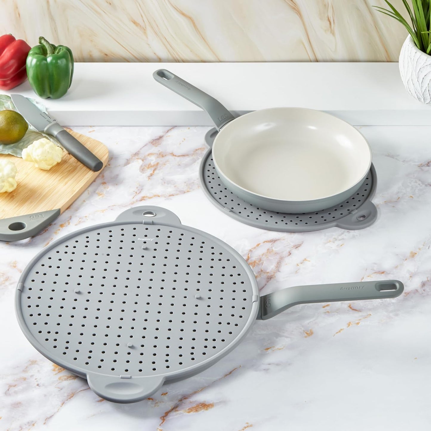 BergHOFF Essentails 11" Silicone Splatter Screen & Grease Splatter Guard | Heat Resistant Oil Splash Shield for Frying Pan, Multifunctional Kitchen Strainer, Cooling Rack & Dual Stay Cool Handles