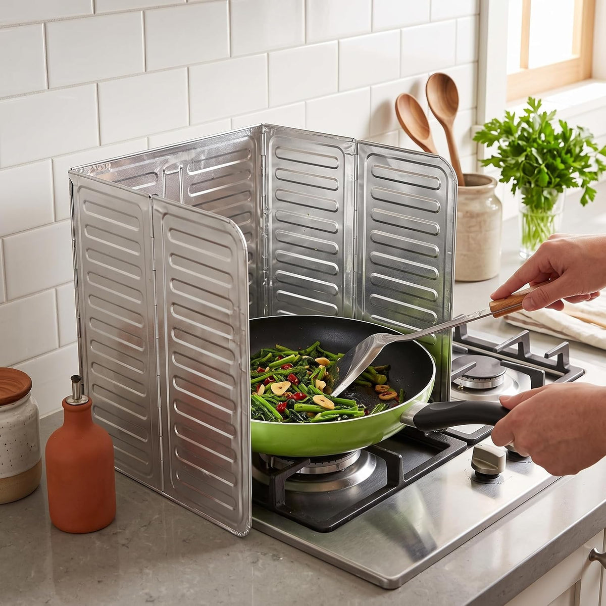TOPINCN 3 Sided Splatter Guard Foldable Grease Splatter Screen for Frying Pan, Kitchen Splatter Shieldes Aluminum Foil Splashs Guard Oil Proof Plate Board for Kitchen Restaurant (silver)