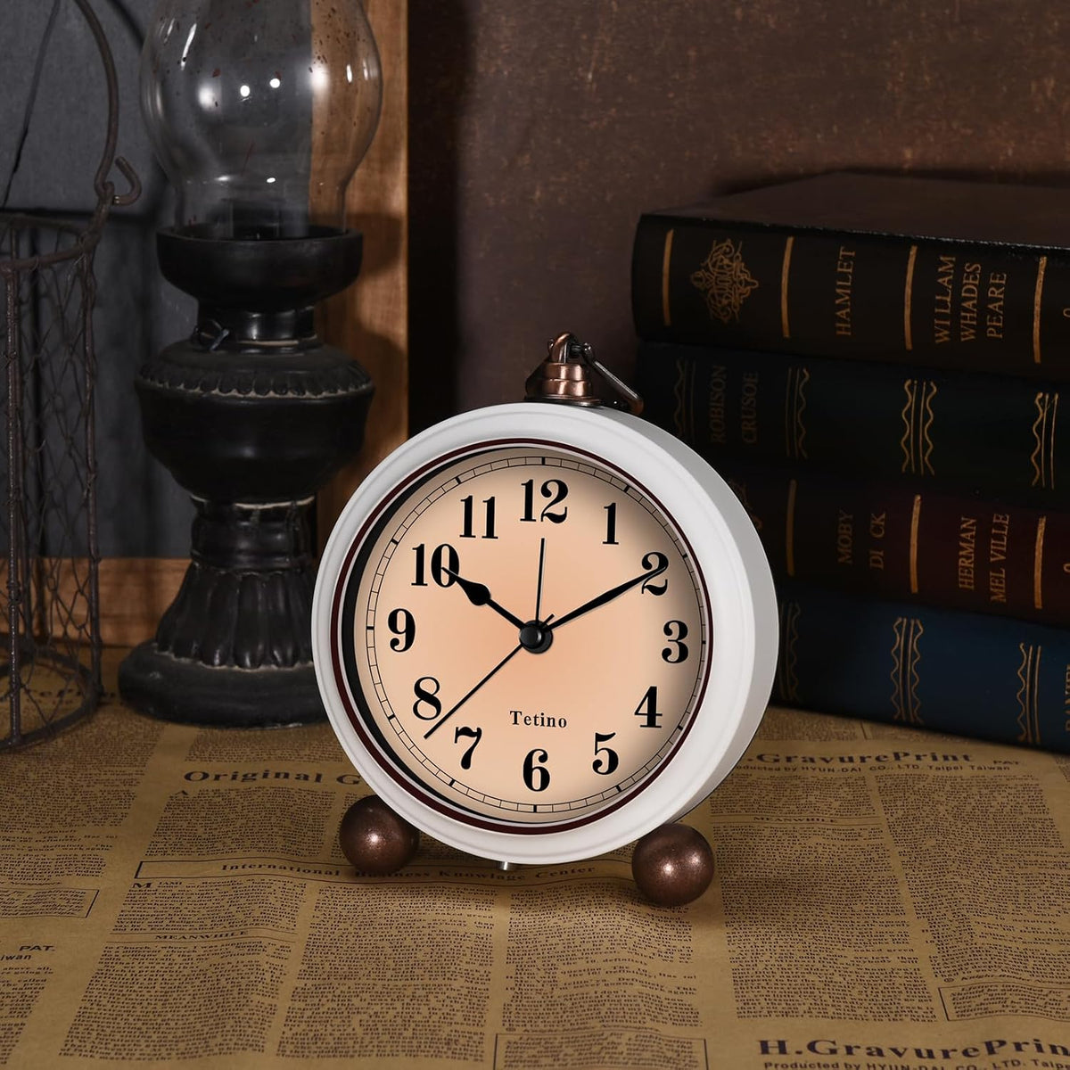 Tetino Analog Alarm Clock,Battery Powered Desk Clocks with Night Light,Silent Non Ticking,Retro Simply Design Alarm Clocks for Living Room, Bedroom, Bedside,Dormitory,Decor,Gift (White)