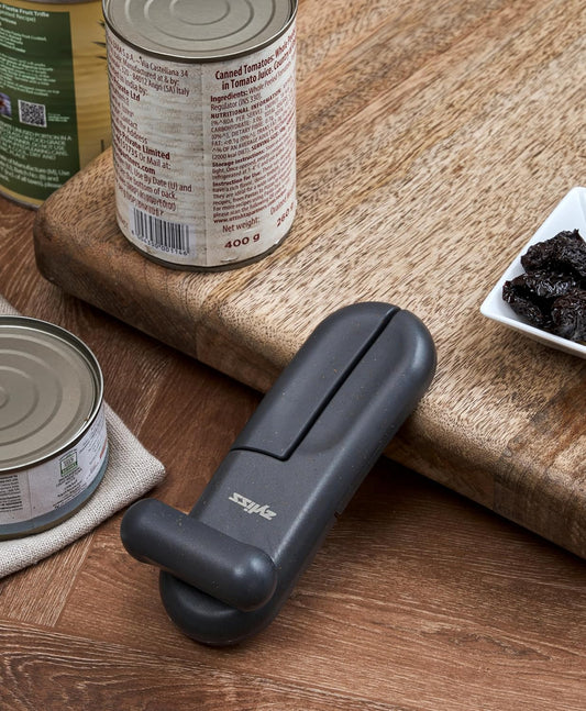 Zyliss MagiCan Manual Can Opener with Lid Release - Heavy Duty Can Opener Kitchen Gadgets - Home Manual Tin Open - Easy to Use Hand Held - Effortlessly Open Cans - Compact Design - Red